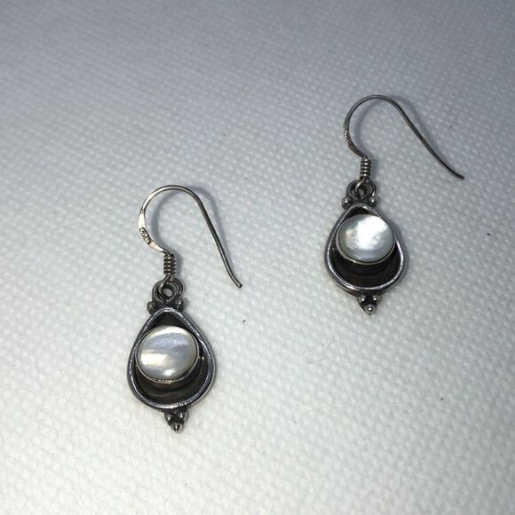 💛 Sterling Silver Mother of Pearl Dangle Earrings - Picture 2 of 3